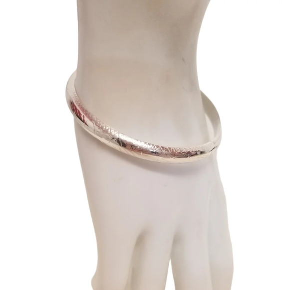 VINTAGE STERLING SILVER WITH ETCHED DESIGNS HINGED BRACELET - Picture 2 of 7